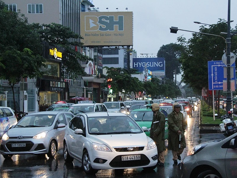 Mưa lớn, TP.HCM lại ngập nhiều nơi